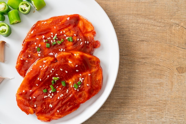 Cerdo coreano marinado o cerdo fresco crudo marinado con pasta picante coreana para asar al estilo coreano