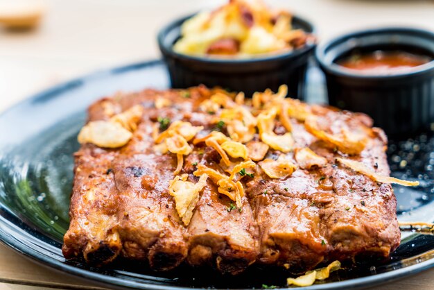 Cerdo de costilla a la parrilla con salsa de barbacoa