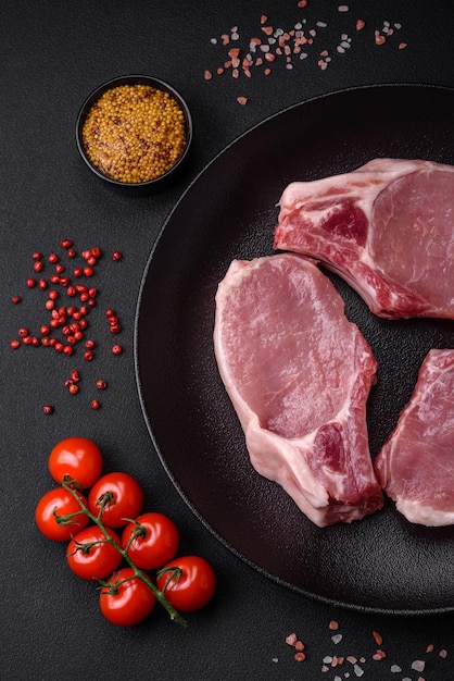 Cerdo crudo con hueso o costilla en rodajas con sal, especias y hierbas