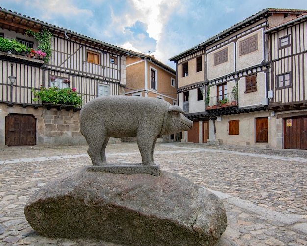 Cerdo y cruz en la plaza de la iglesia La Alberca España