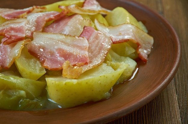 Cerdo danés con manzana - Ebleflaesk. Antiguo plato danés que consiste en carne de cerdo curada o salada frita con manzanas y, a menudo, cebollas, tomillo y azúcar.