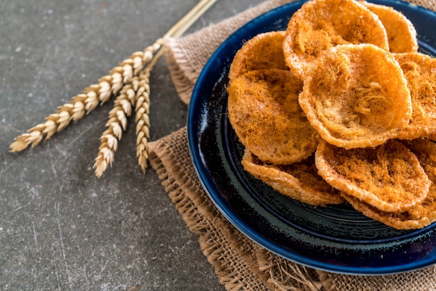 cerdo desmenuzado seco en galleta de arroz