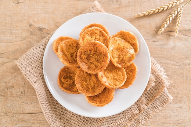 Cerdo desmenuzado seco sobre galleta de arroz