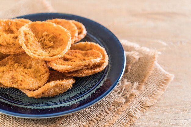 Cerdo desmenuzado seco sobre galleta de arroz