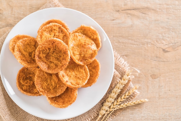 Cerdo desmenuzado seco sobre galleta de arroz