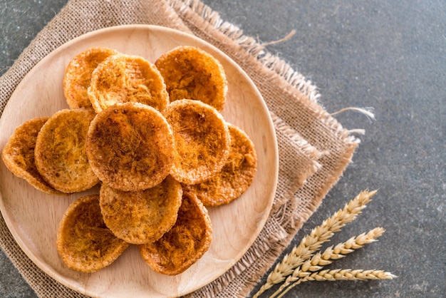 Cerdo desmenuzado seco sobre galleta de arroz