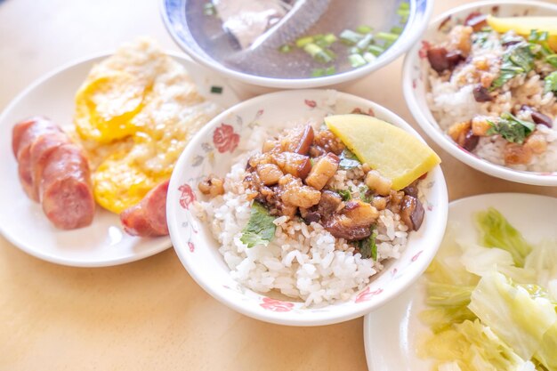 Cerdo estofado sobre arroz Taiwán famoso manjar tradicional de comida callejera Cerdo guisado con arroz Concepto de diseño de viaje Vista superiorespacio de copiacerrar