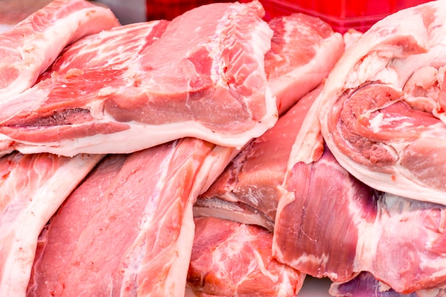 Cerdo fresco en los estantes de los supermercados