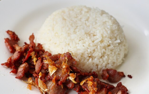 Cerdo frito con ajo cubierto con arroz