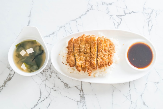 Cerdo frito en arroz cubierto (tonkatsu) con sopa de miso