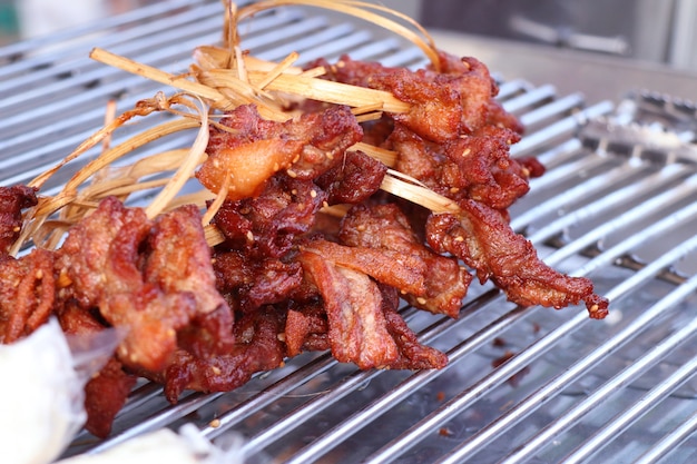 Cerdo frito en la comida de la calle