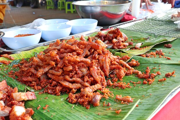 cerdo frito en la comida de la calle