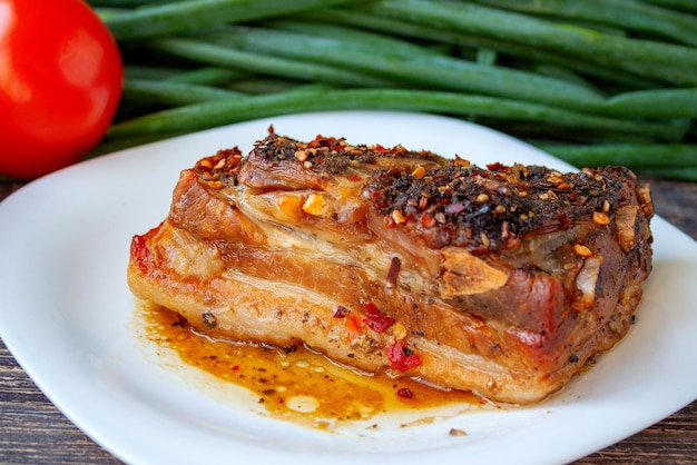 Cerdo frito picante con tomates frescos y plumas de cebolla verde