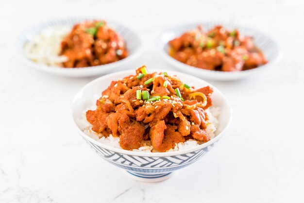 Cerdo frito con salsa picante coreana (bulgogi) en el arroz superior