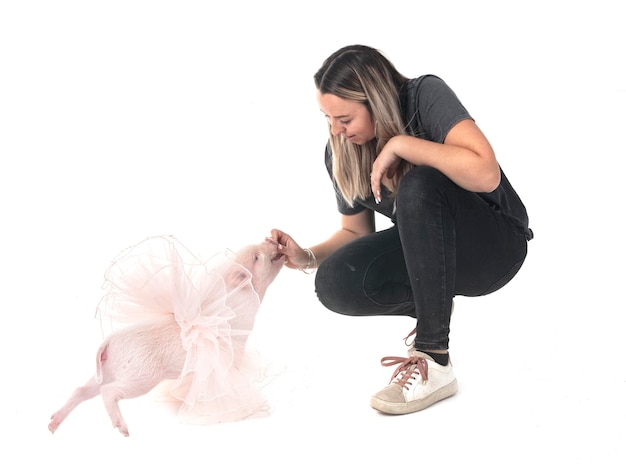 Foto cerdo en miniatura y mujer