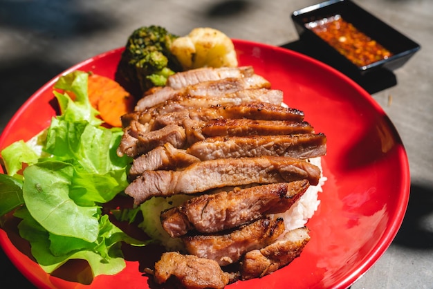 Cerdo a la parrilla al estilo tailandés con carne de arroz y verduras para la cena o el almuerzo platos principales