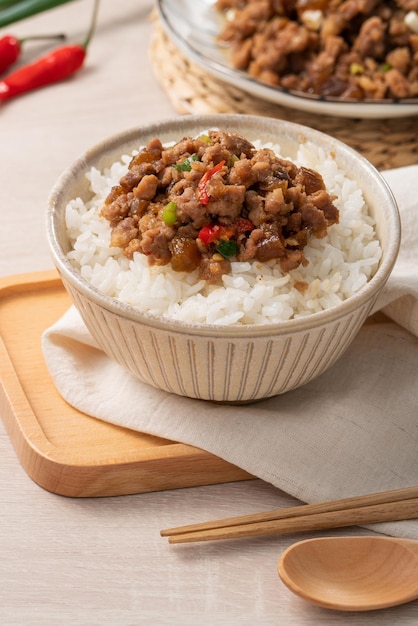 Cerdo picado frito taiwanés con pepino en vinagre sobre arroz llamado GUA ZI ROU FAN