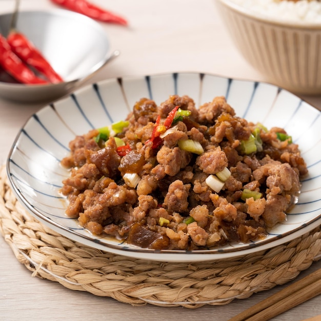 Cerdo picado frito taiwanés con pepino en vinagre sobre arroz llamado GUA ZI ROU FAN