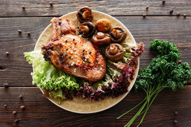 Cerdo a la plancha con lechuga y champiñones