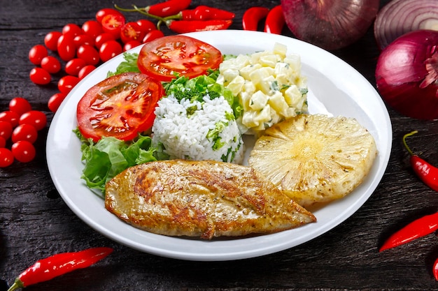 Cerdo a la plancha con patatas fritas y verduras