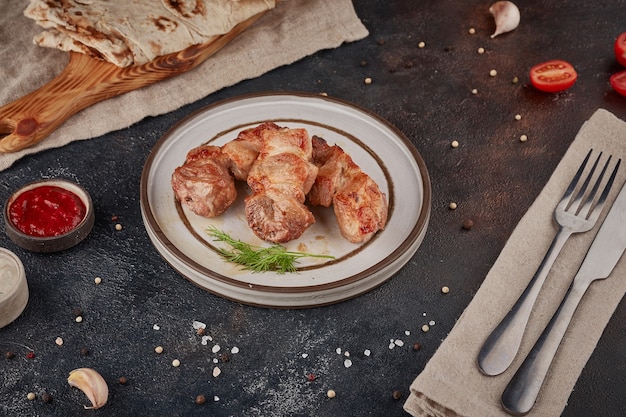 Cerdo a la plancha, con textura de fondo oscuro