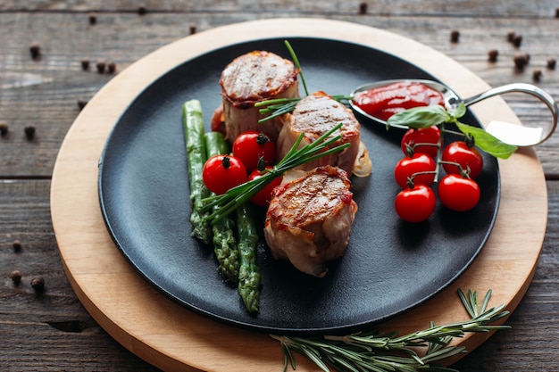 Cerdo a la plancha con verduras en placa negra