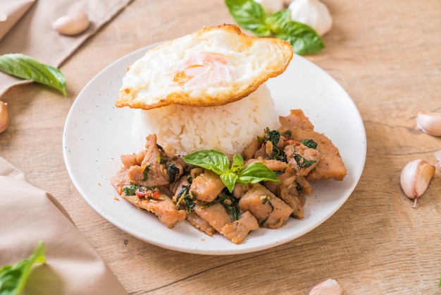 Cerdo Salteado Con Albahaca En Arroz Y Huevo Frito