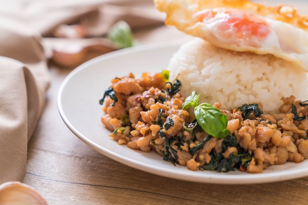 Cerdo Salteado Con Albahaca En Arroz Y Huevo Frito