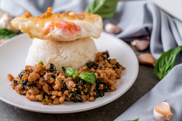 Cerdo Salteado Con Albahaca En Arroz Y Huevo Frito