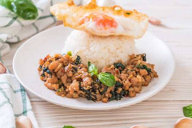 cerdo salteado con albahaca sobre arroz y huevo frito