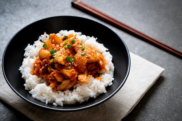 cerdo salteado con kimchi sobre arroz cubierto