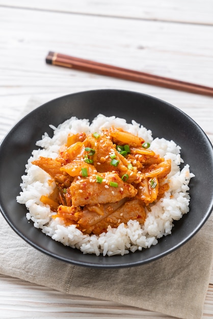 cerdo salteado con kimchi sobre arroz cubierto