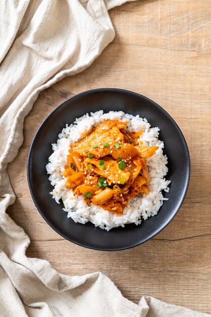 cerdo salteado con kimchi sobre arroz cubierto