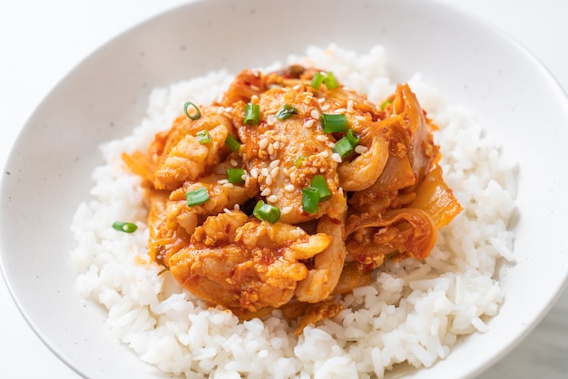 cerdo salteado con kimchi sobre arroz cubierto