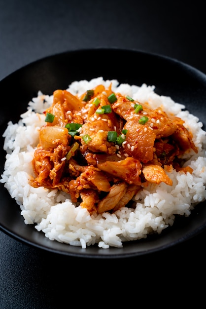 cerdo salteado con kimchi sobre arroz cubierto