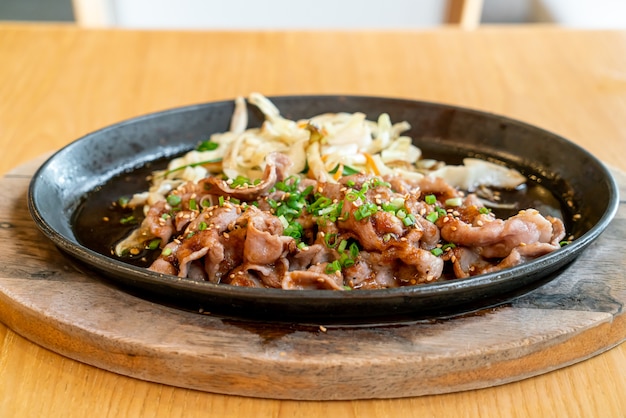 cerdo teriyaki en sartén caliente con repollo - estilo de comida japonesa