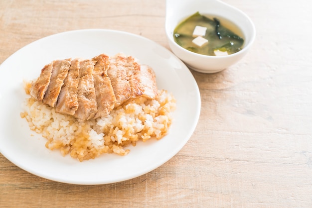 Cerdo teriyaki sobre arroz con sopa de miso