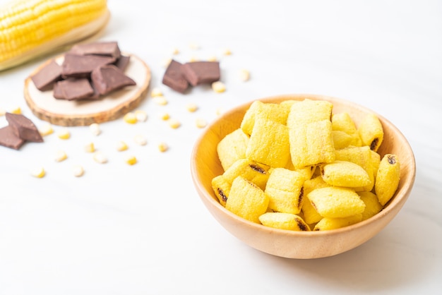 Cereais de chocolate em uma tigela de madeira