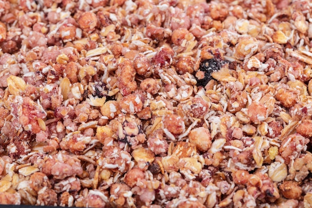 Cereais de granola caseiros orgânicos com aveia e amêndoa. Granola ou muesli de aveia de textura como pano de fundo.