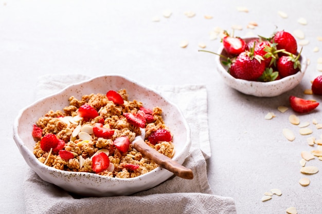 Cereais de granola com morangos