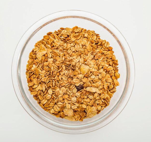 Cereais de granola, isolado na superfície branca