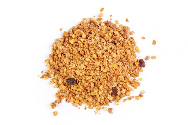 Cereais de pequeno-almoço de aveia Granola isolado no fundo branco