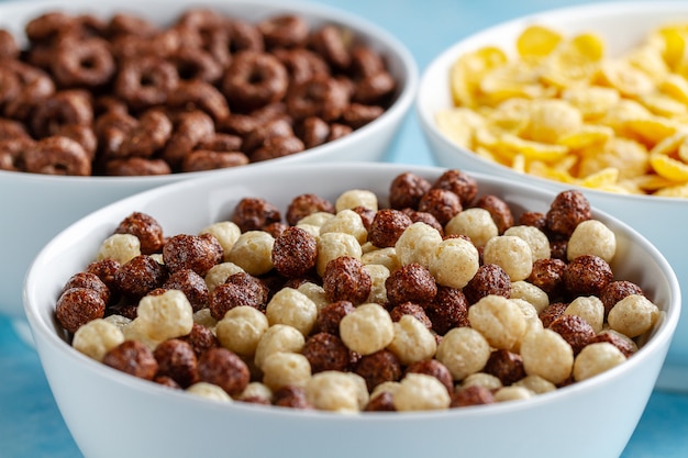 Cereais e café da manhã seco de bolas de chocolate, anéis e flocos de milho