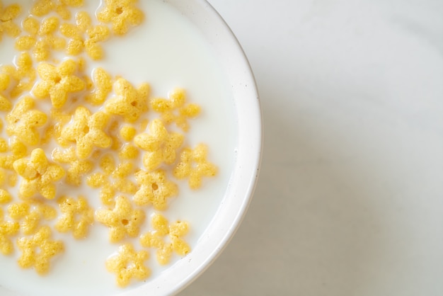 cereais integrais com leite fresco para o pequeno-almoço