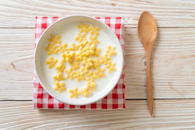 cereais integrais com leite fresco para o pequeno-almoço