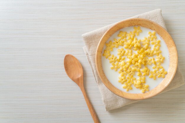 cereais integrais com leite fresco para o pequeno-almoço