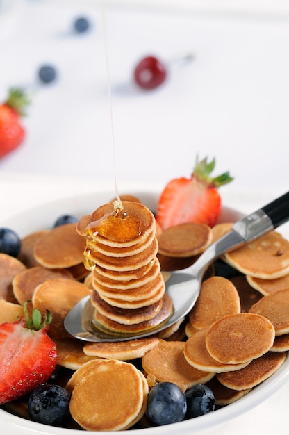 Cereais mini panquecas com frutas vermelhas do verão