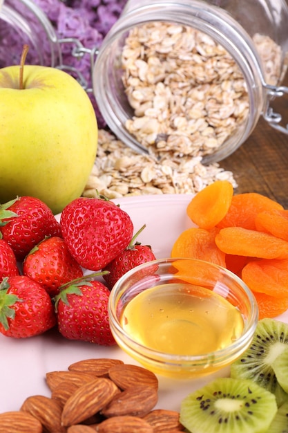 Cereais saudáveis com frutas em uma mesa de madeira