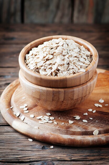 Cereal de avena crudo en la mesa de madera