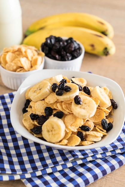 Cereal Con Banano, Pasas Y Leche.